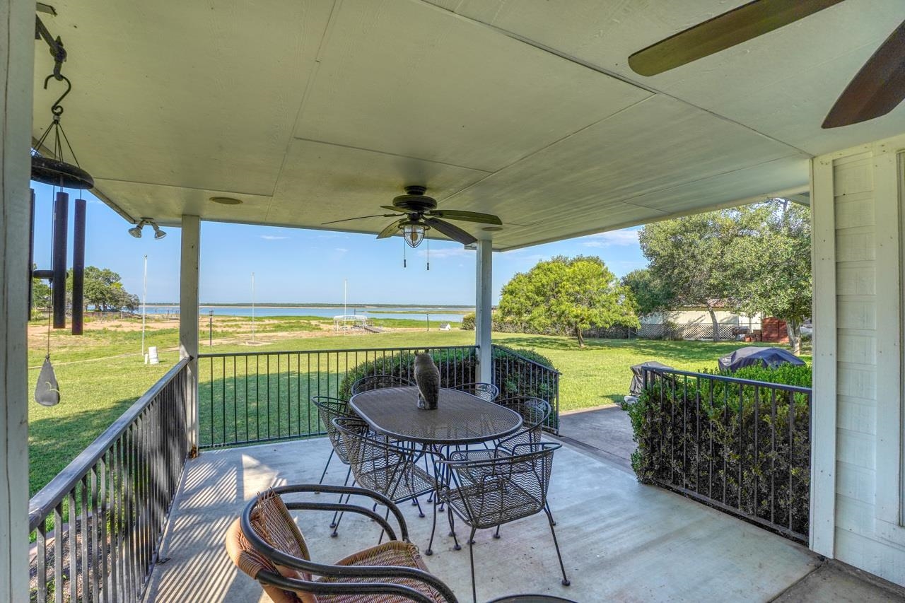 220 W Lakecrest