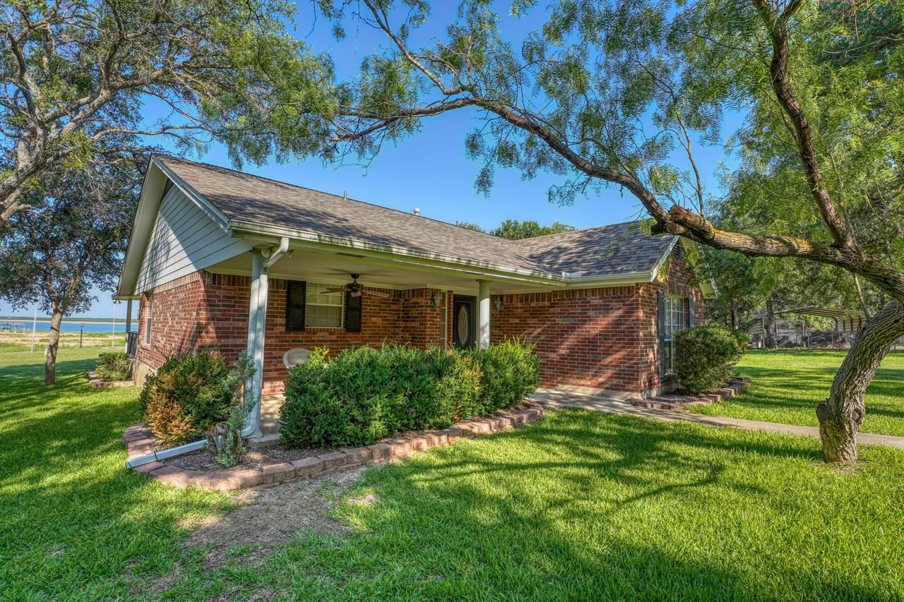 220 W Lakecrest