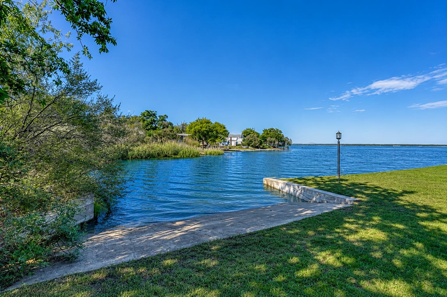 220 W Lakecrest