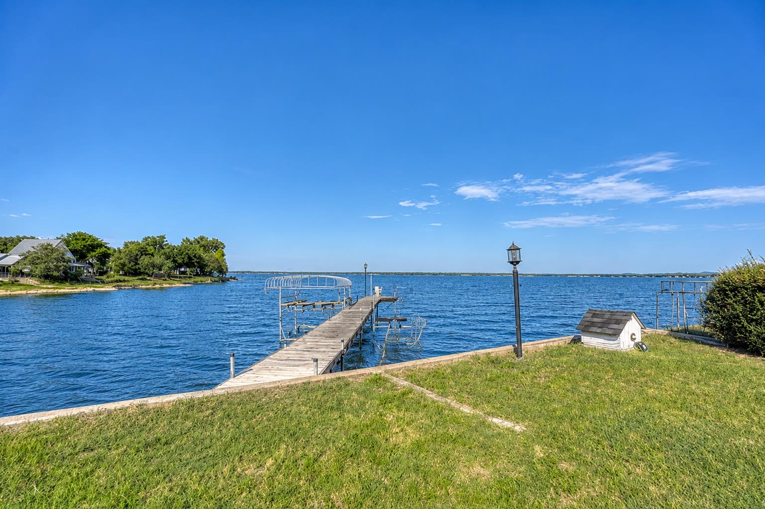 220 W Lakecrest