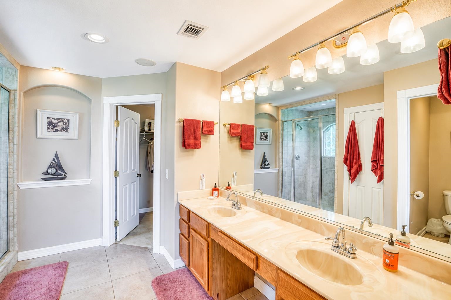 220 W Lakecrest