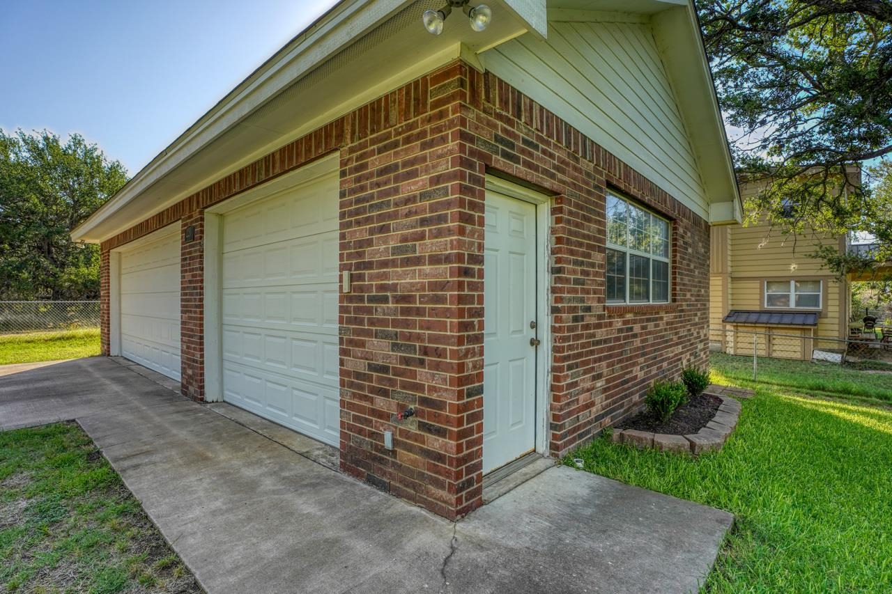220 W Lakecrest