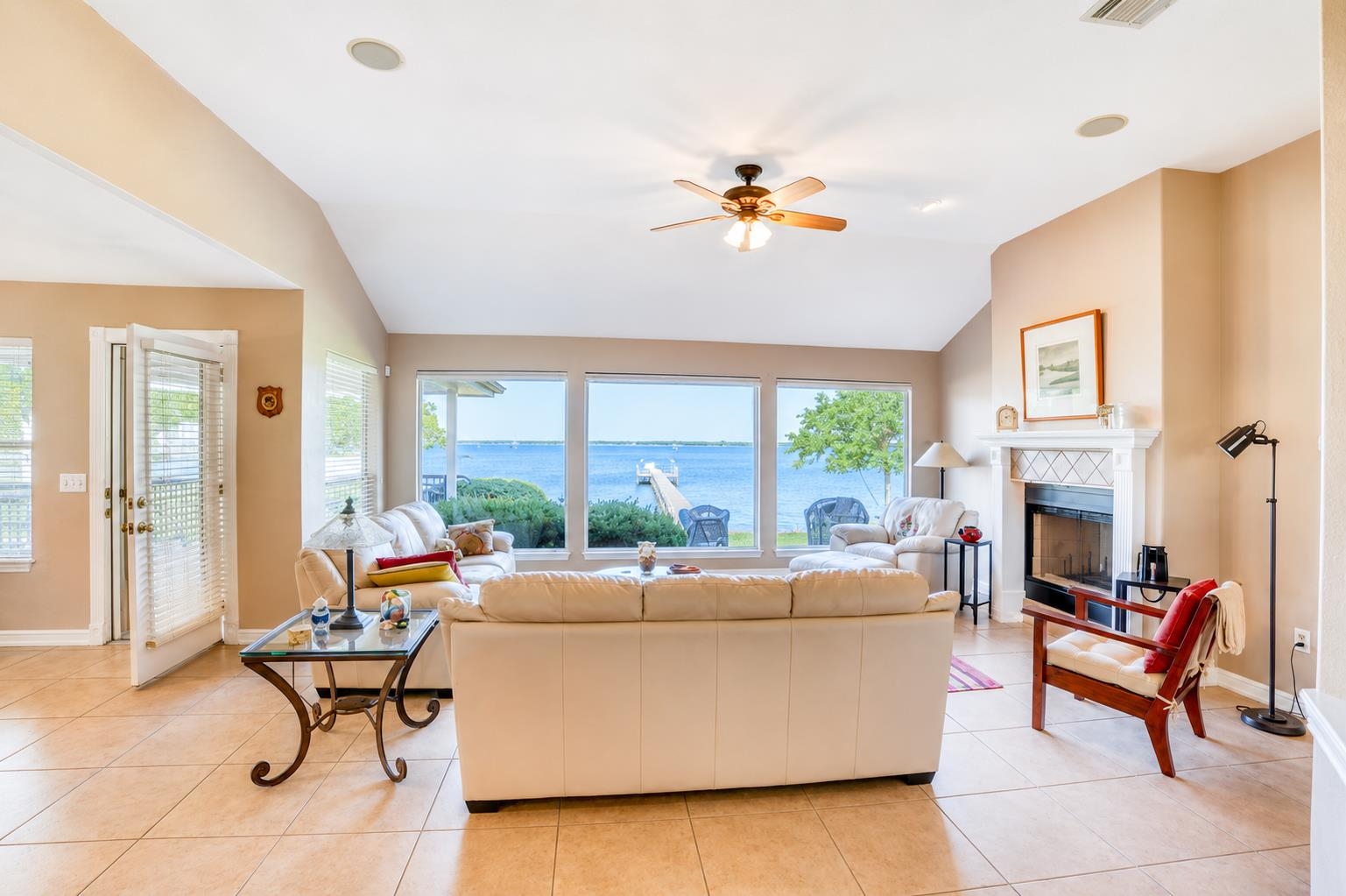 220 W Lakecrest