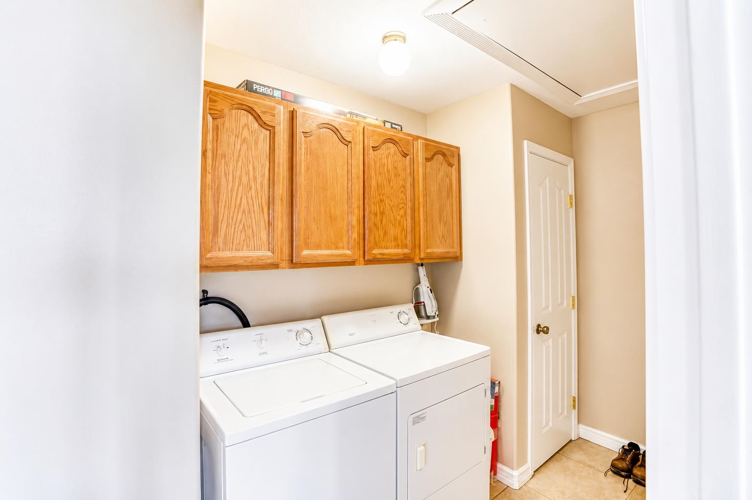 220 W Lakecrest