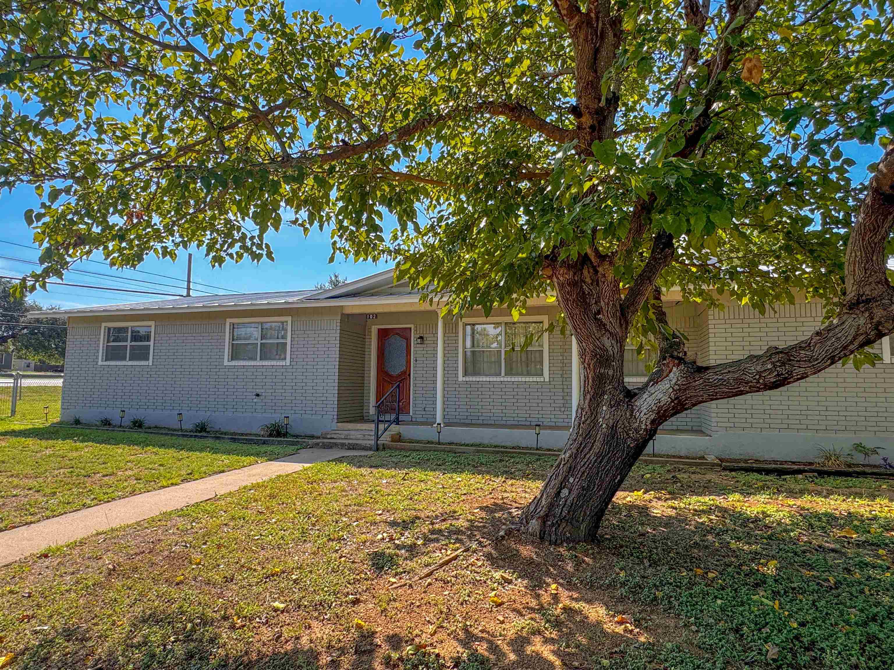 102 W Llano Street