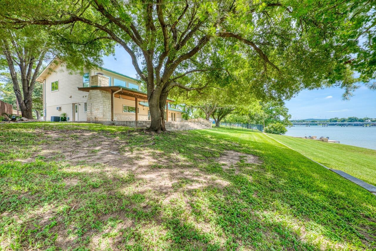 1704 Bluebonnet Lane