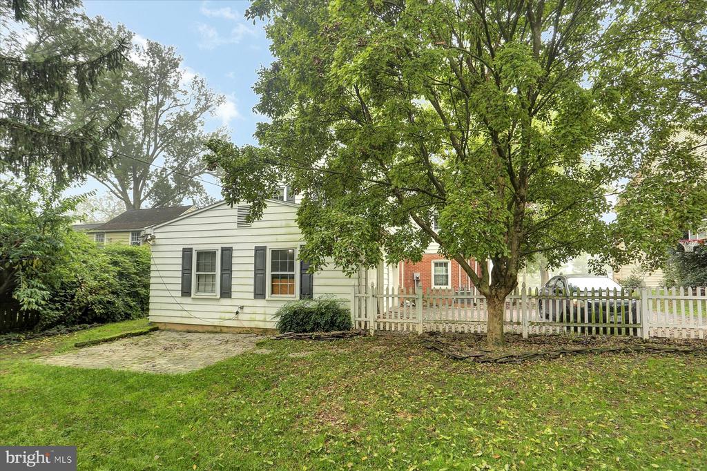 489 COUNTRY CLUB ROAD