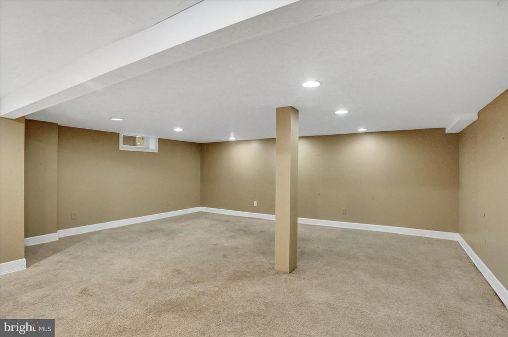 489 COUNTRY CLUB ROAD