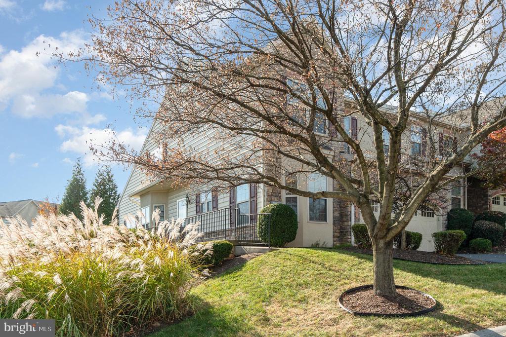 1908 ROXBURY COURT