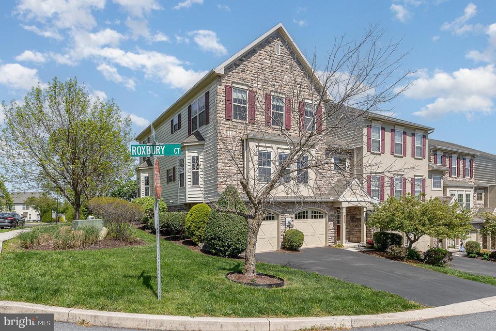 1901 ROXBURY COURT