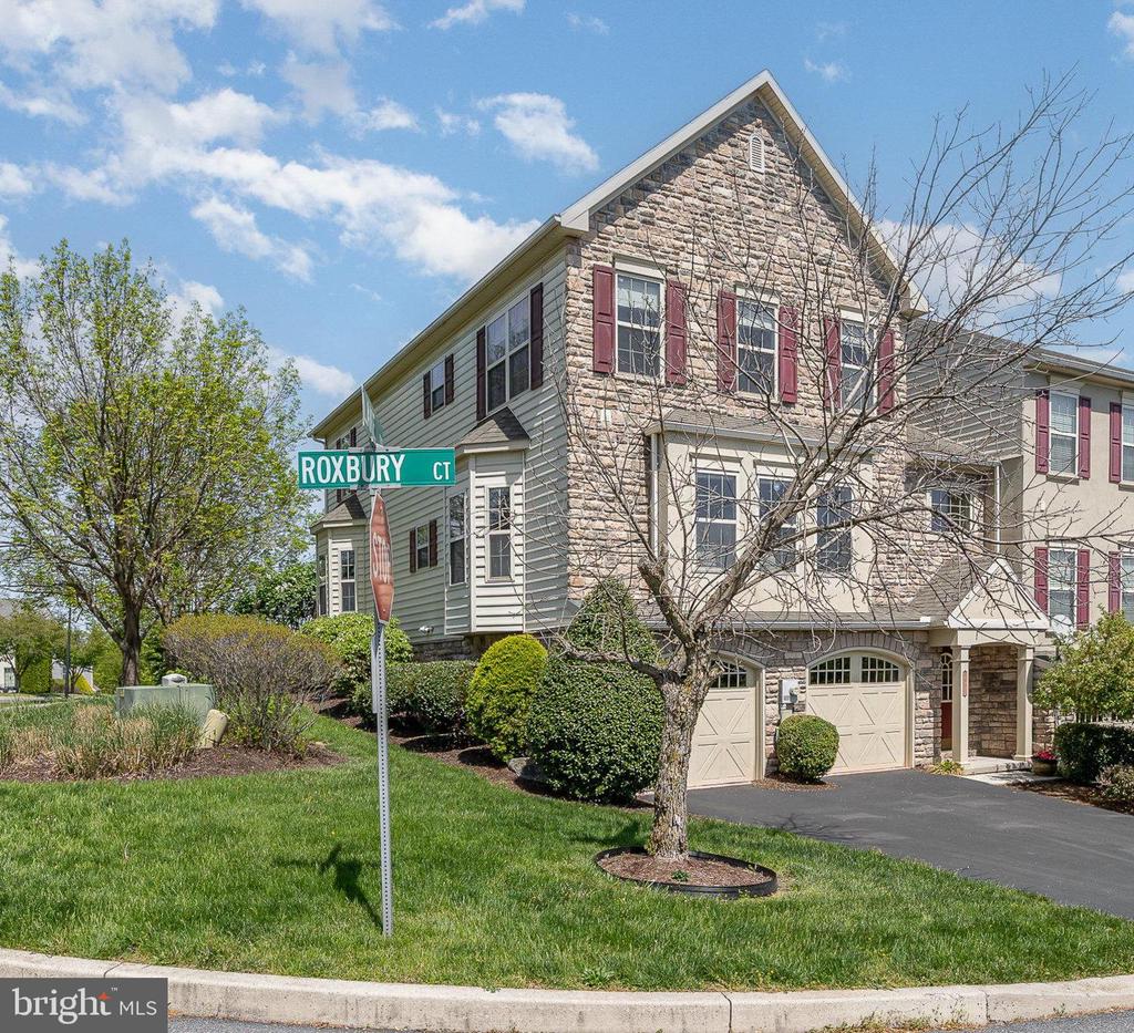 1901 ROXBURY COURT