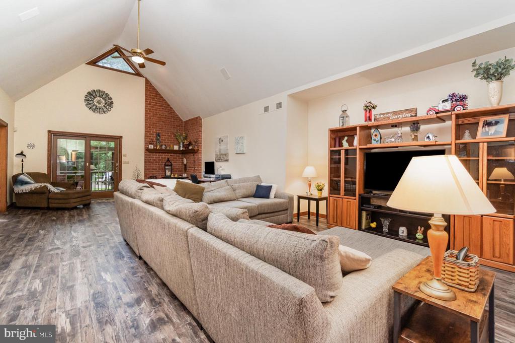 4007 PINE NEEDLES DRIVE