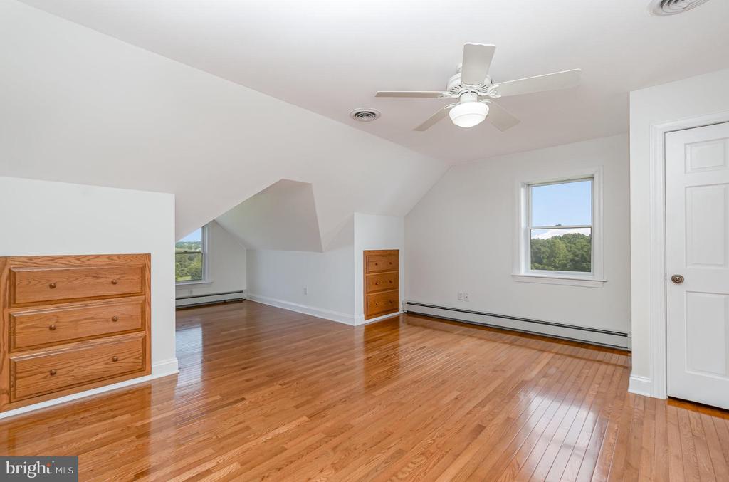562 W 8TH STREET