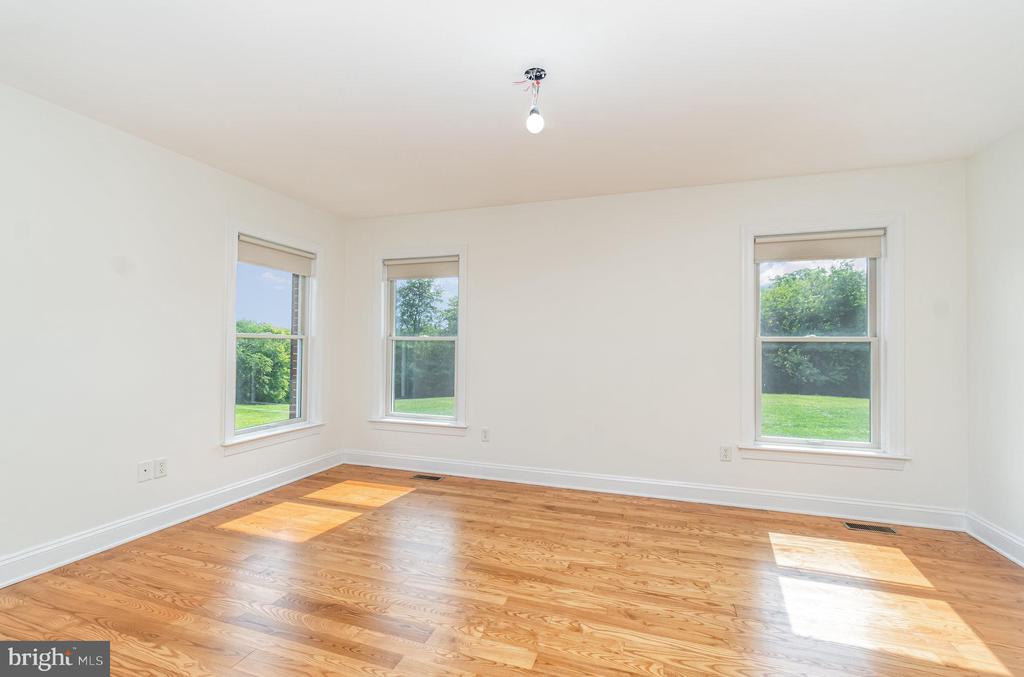 562 W 8TH STREET