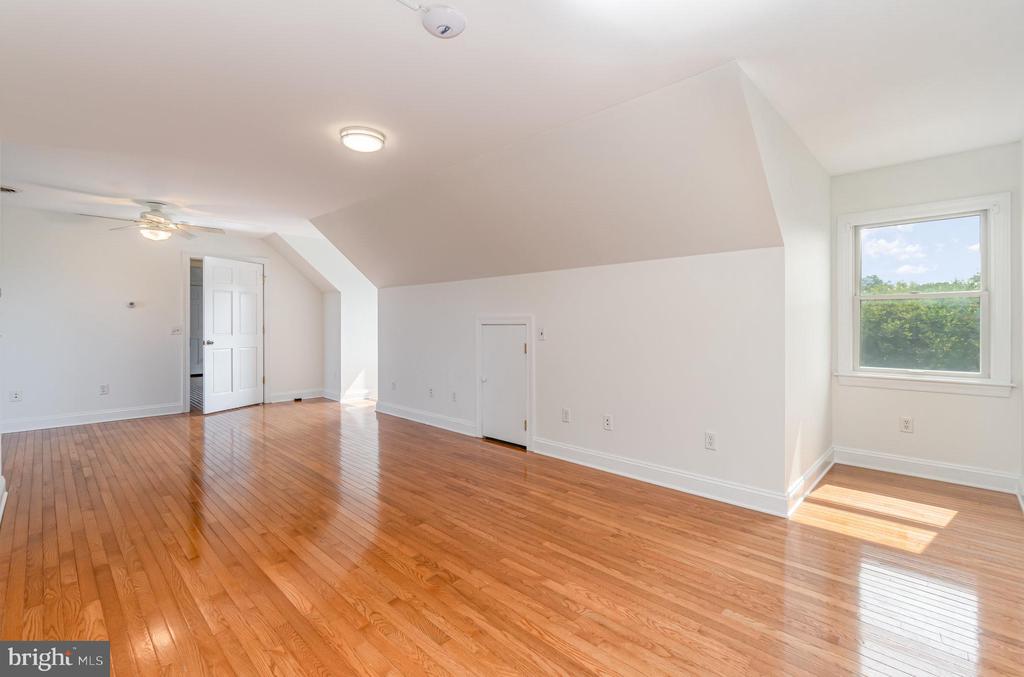 562 W 8TH STREET