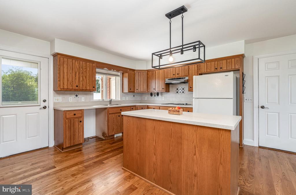 562 W 8TH STREET