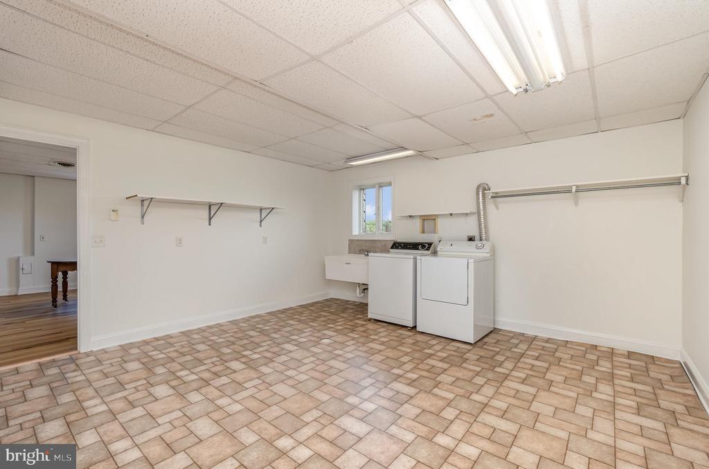 562 W 8TH STREET