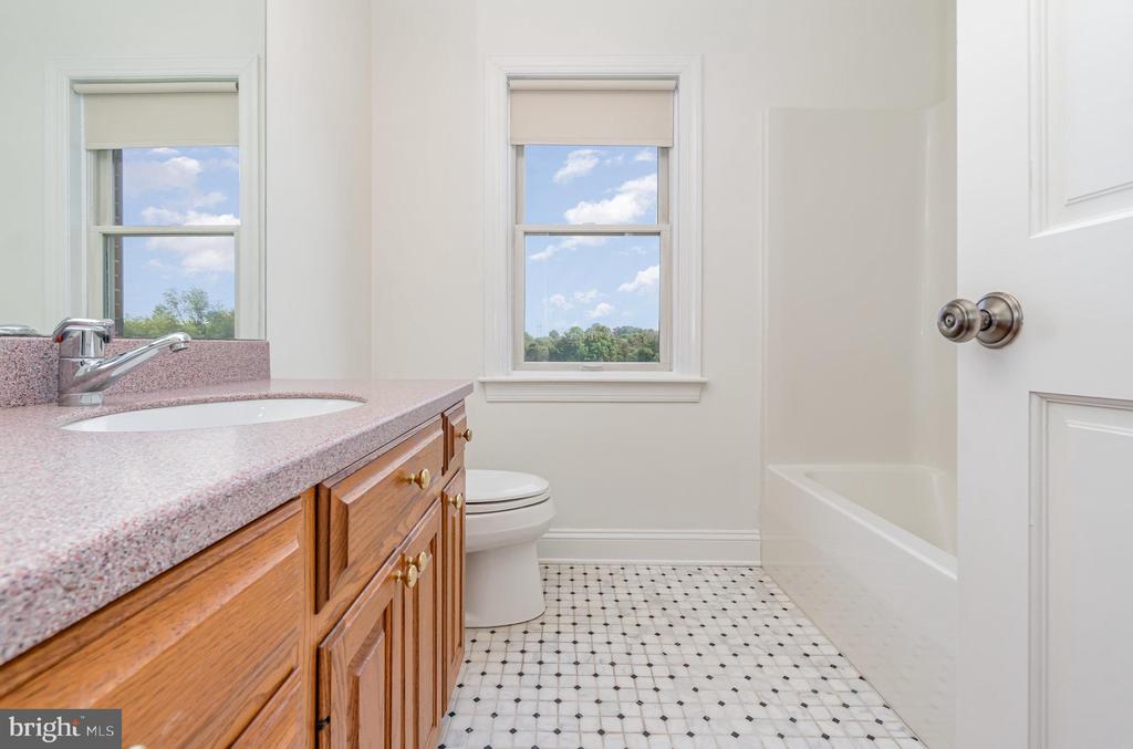 562 W 8TH STREET