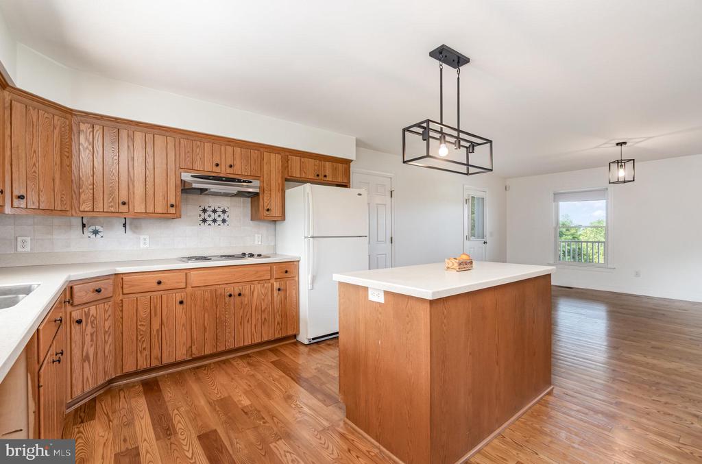 562 W 8TH STREET