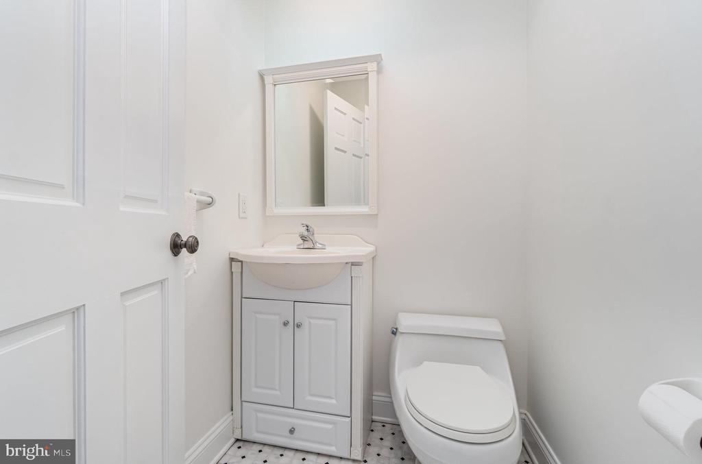 562 W 8TH STREET