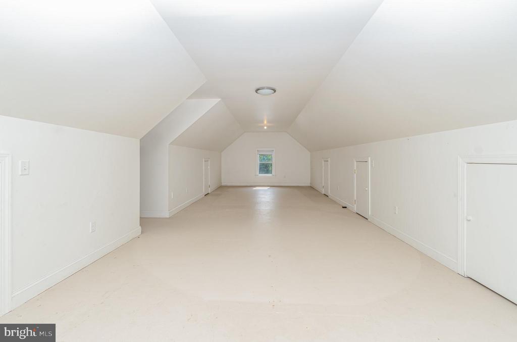 562 W 8TH STREET