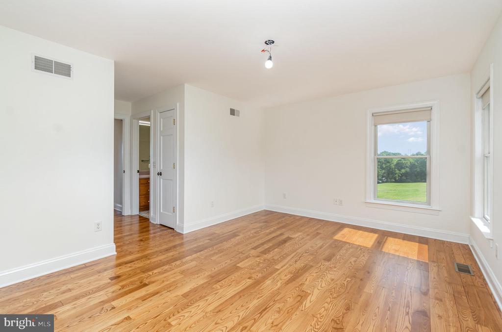 562 W 8TH STREET