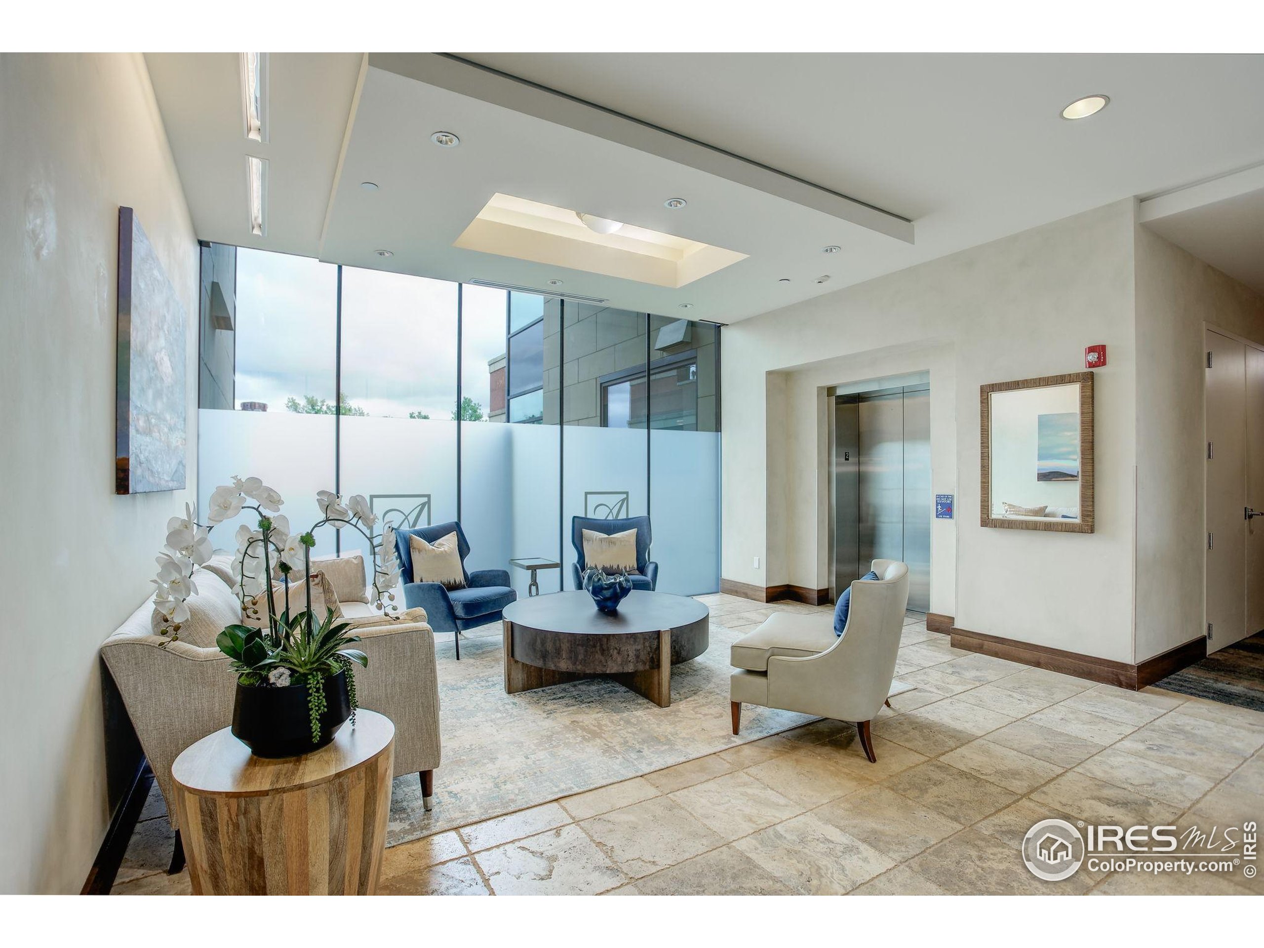 1077 Canyon Blvd #211