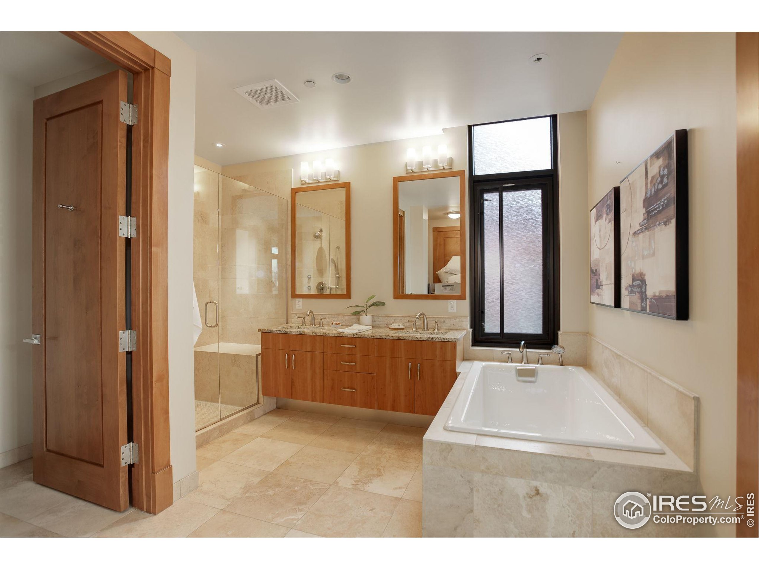 1077 Canyon Blvd #211
