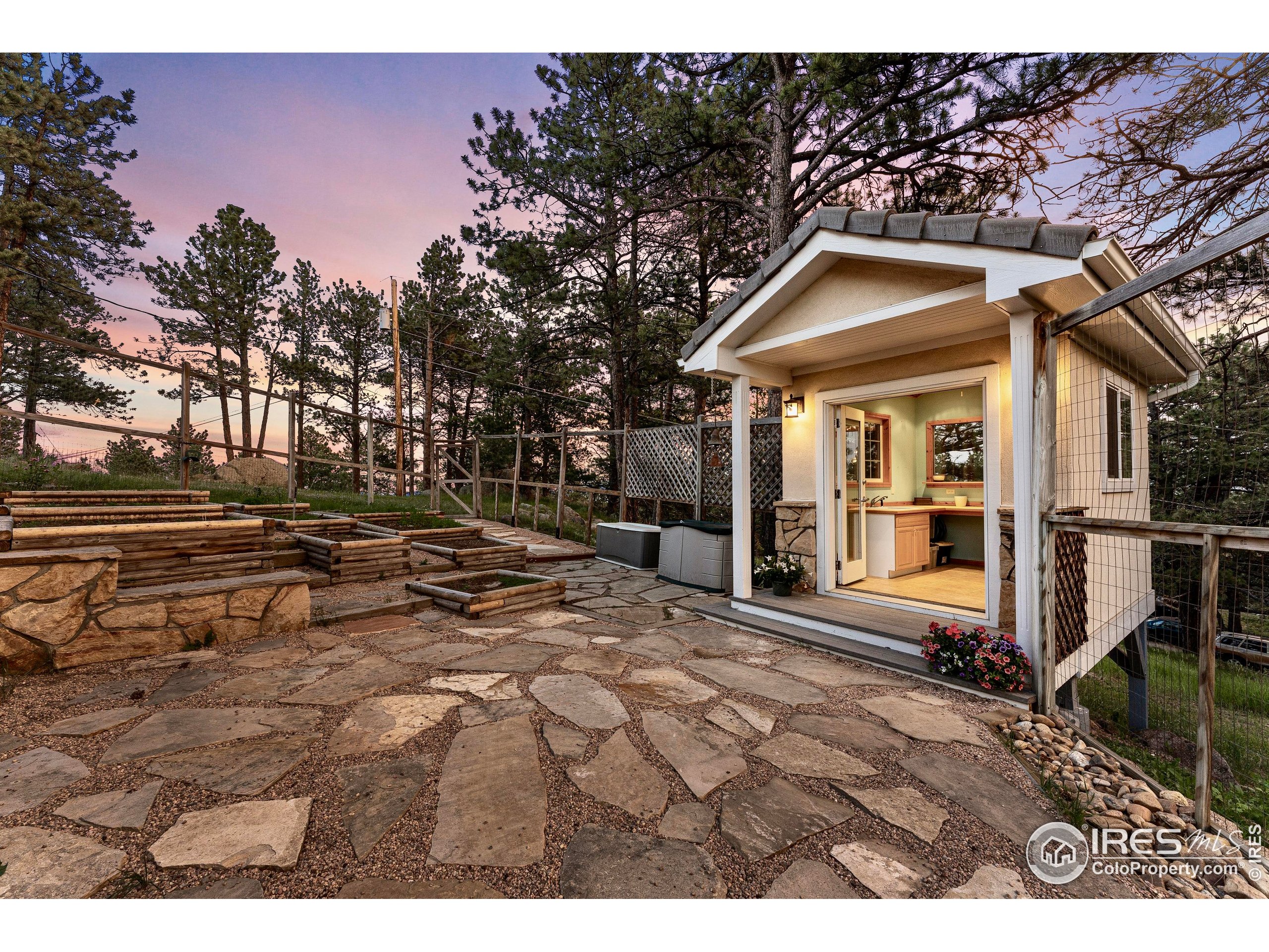 90 Hawk Ln