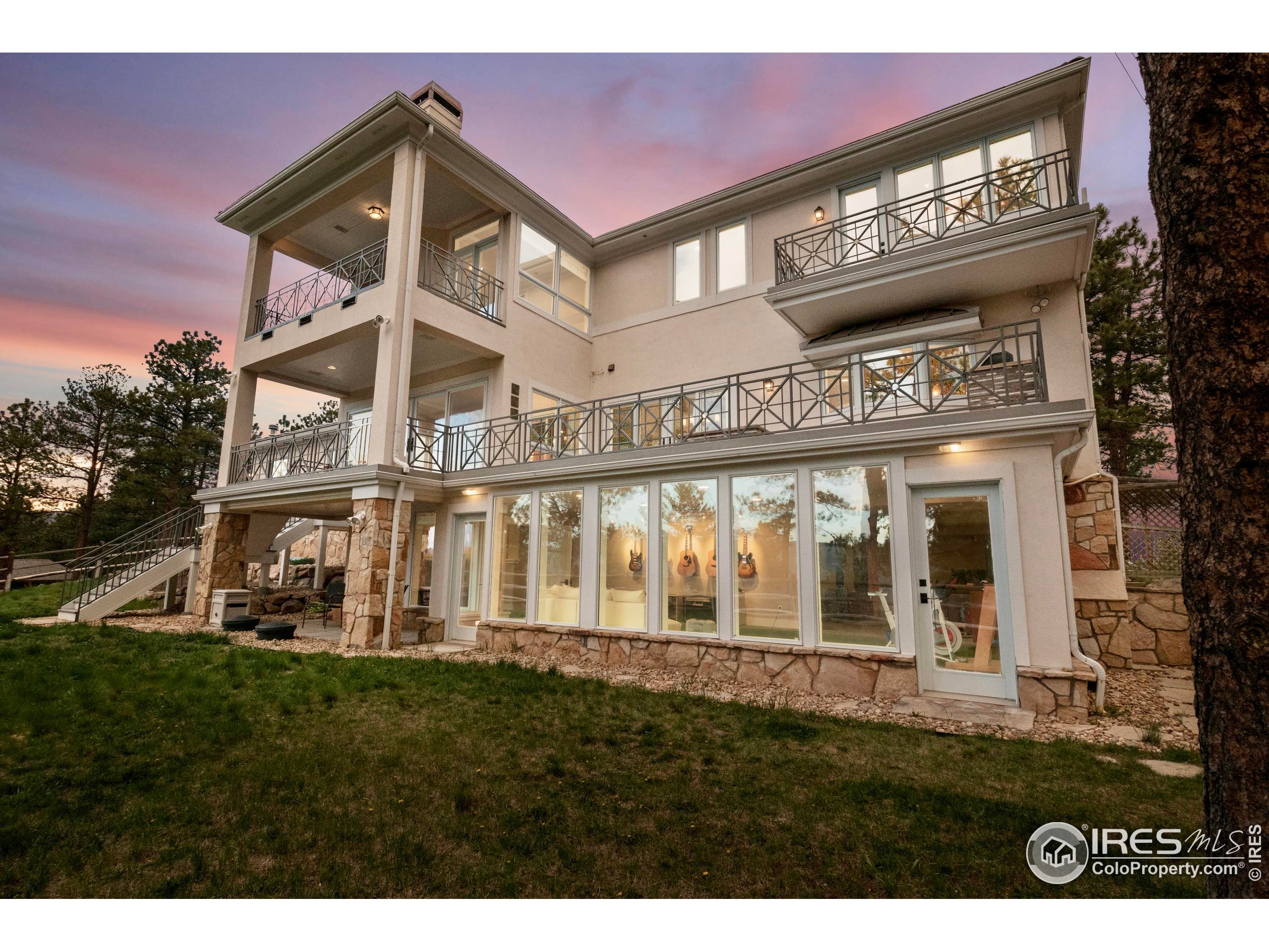 90 Hawk Ln
