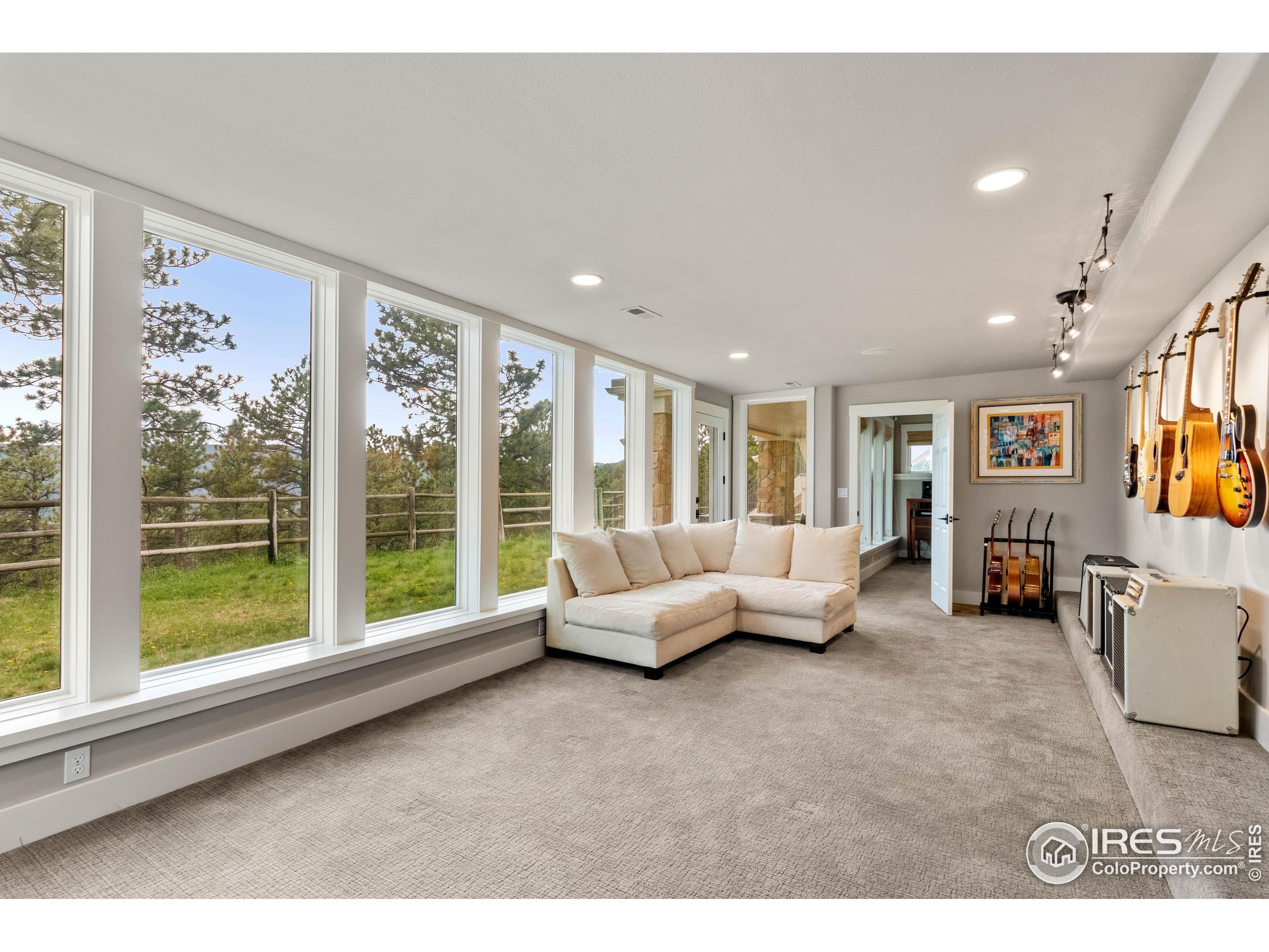 90 Hawk Ln