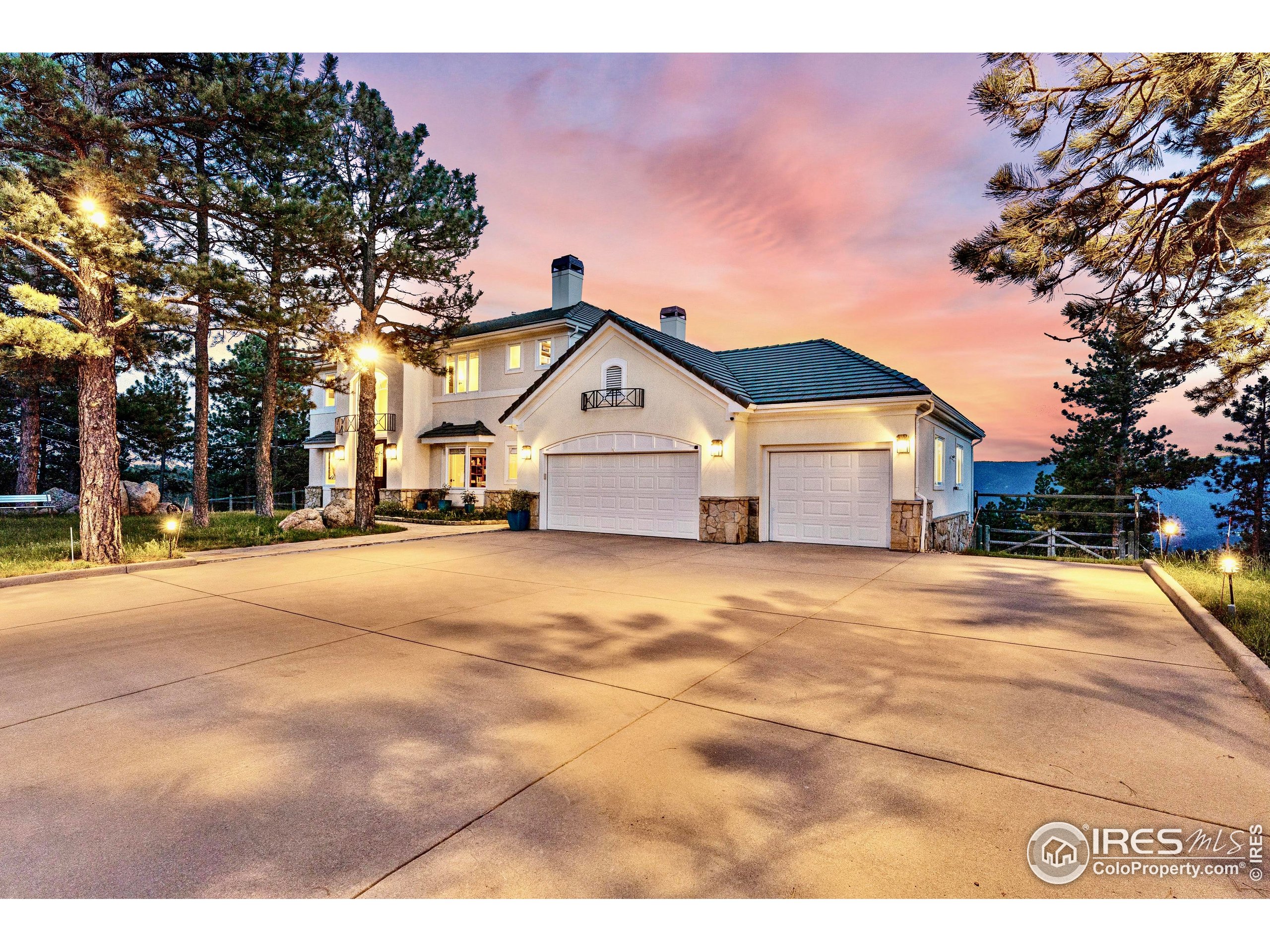 90 Hawk Ln