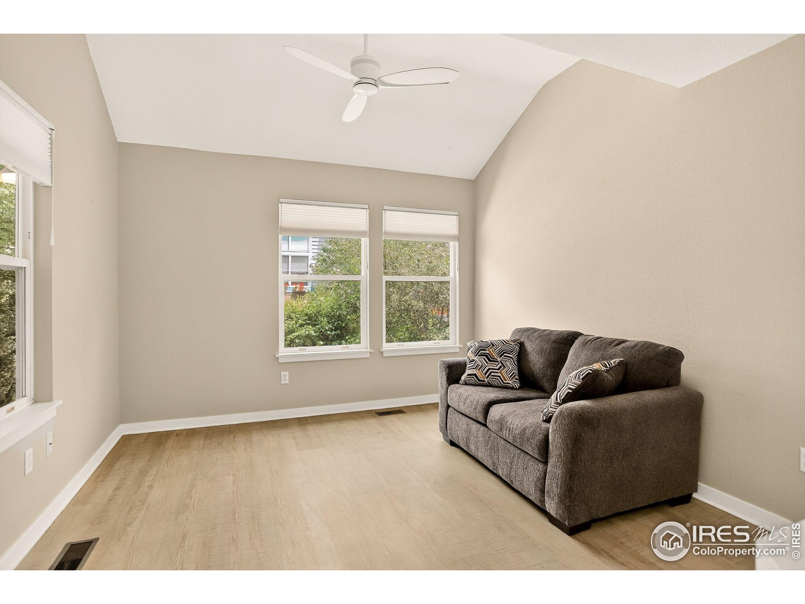 121 Rowena Pl