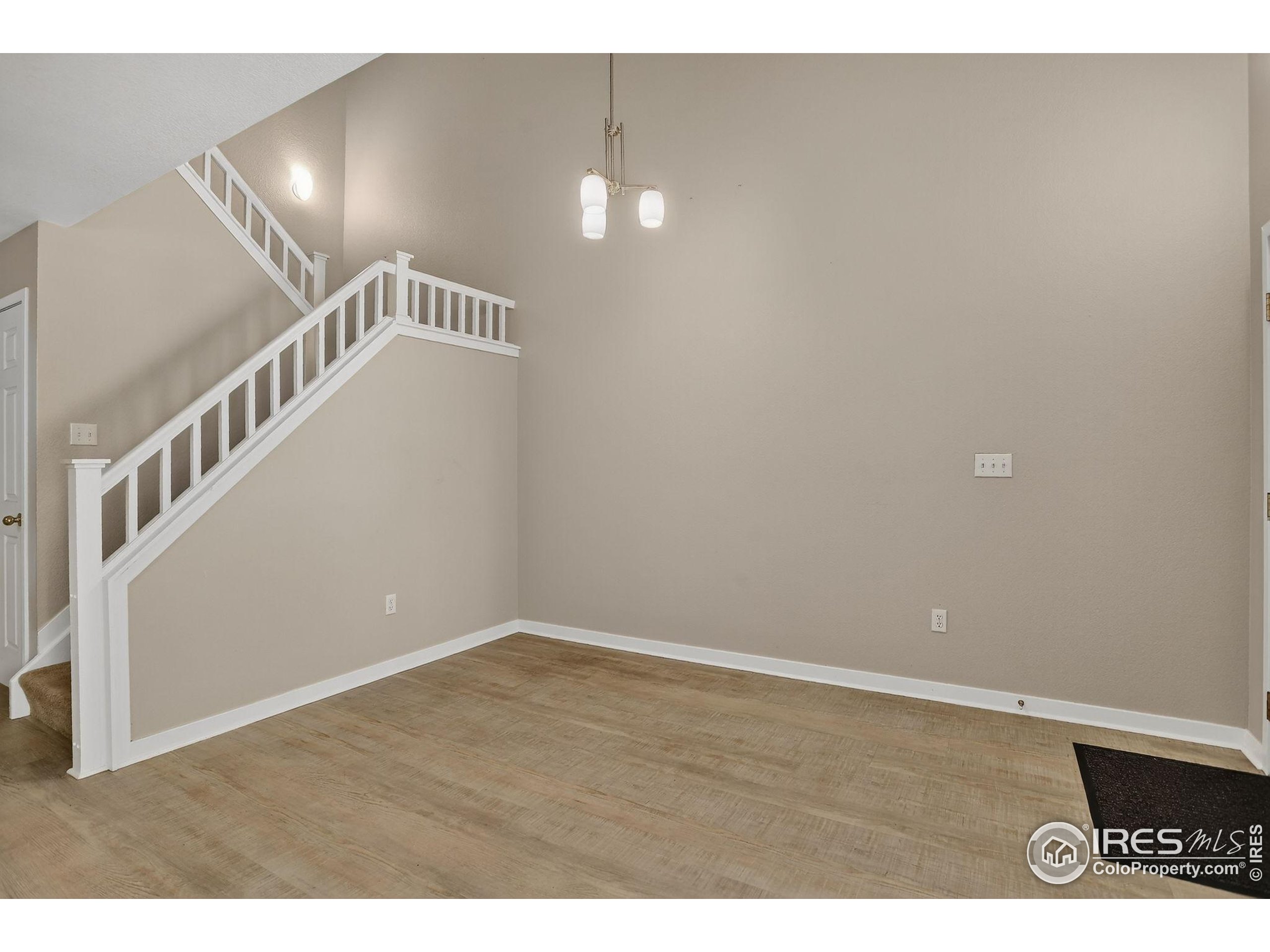121 Rowena Pl