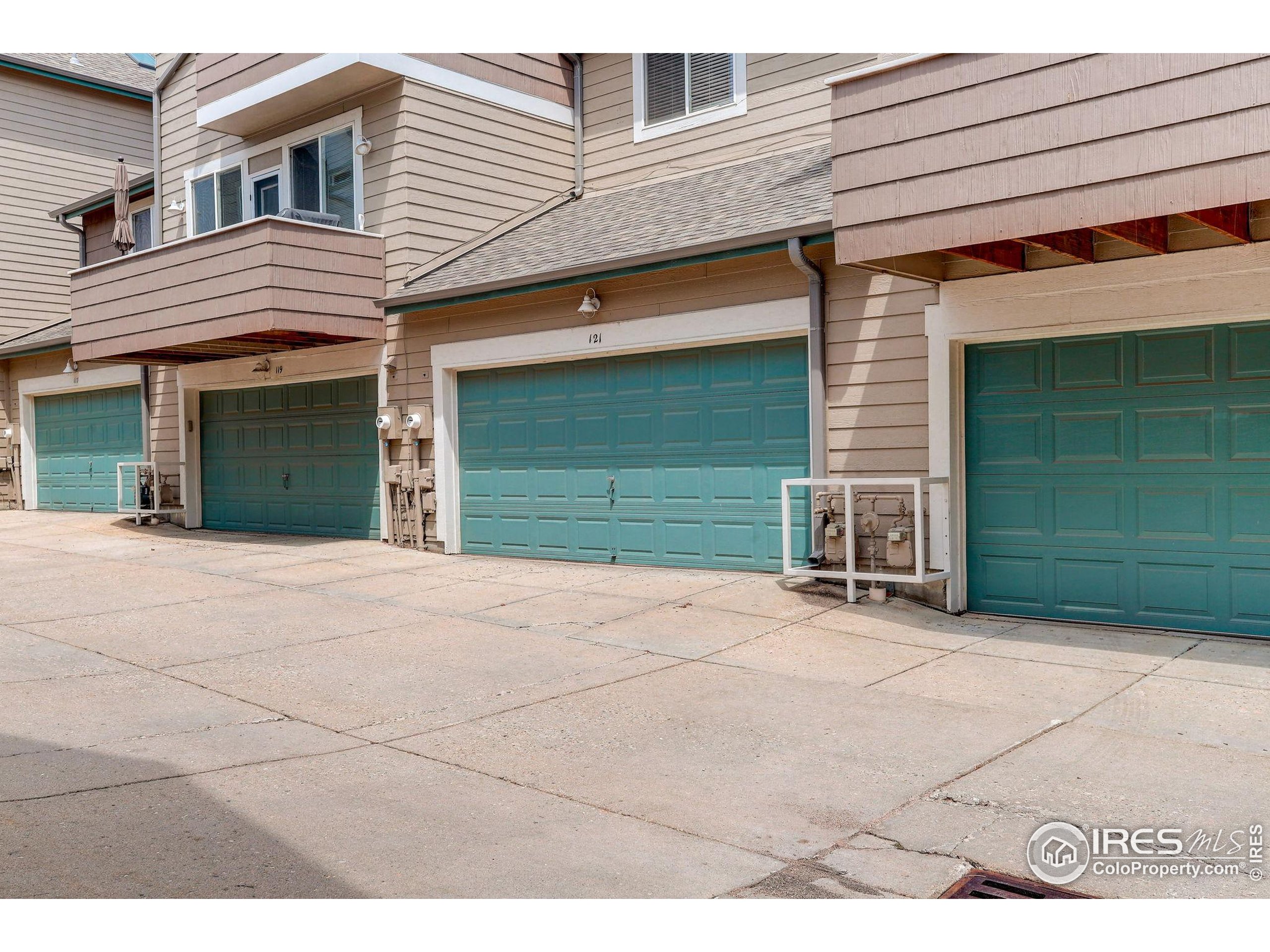 121 Rowena Pl