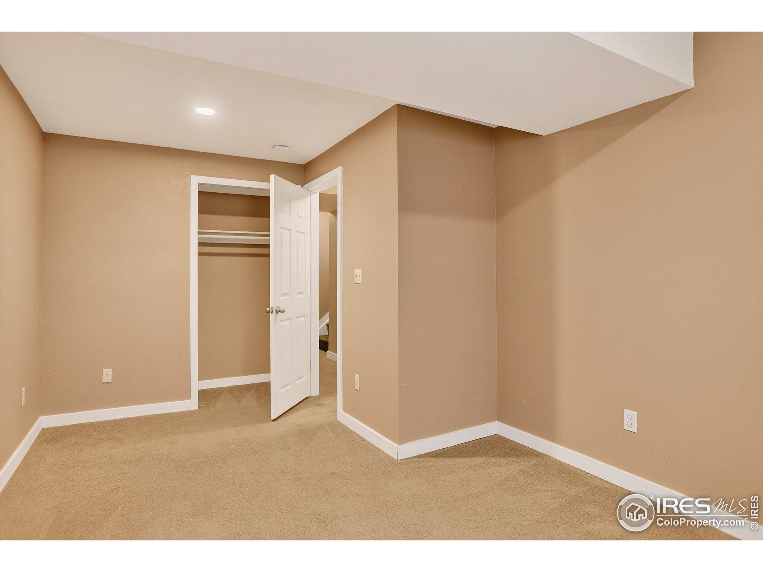 121 Rowena Pl