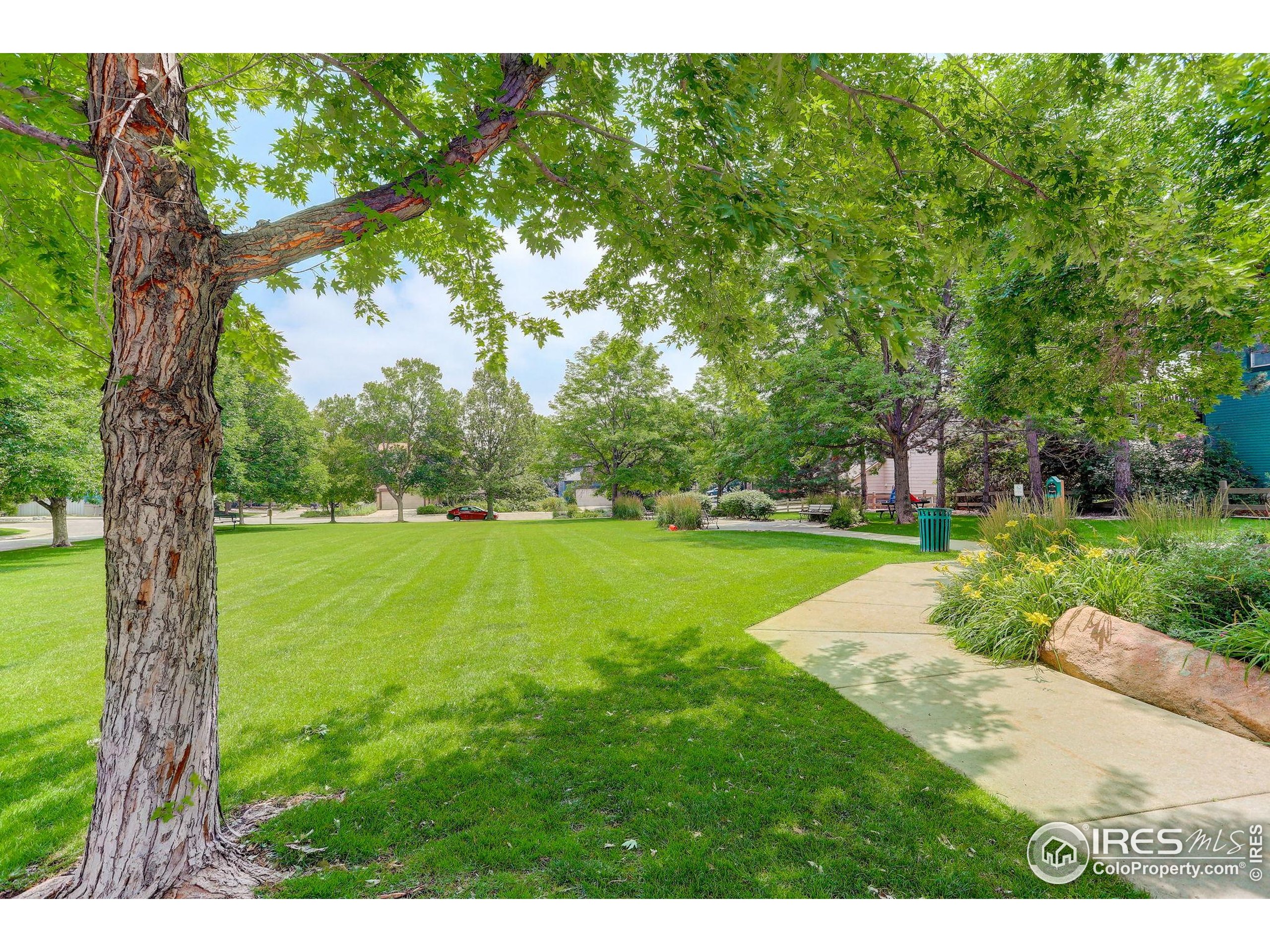 121 Rowena Pl