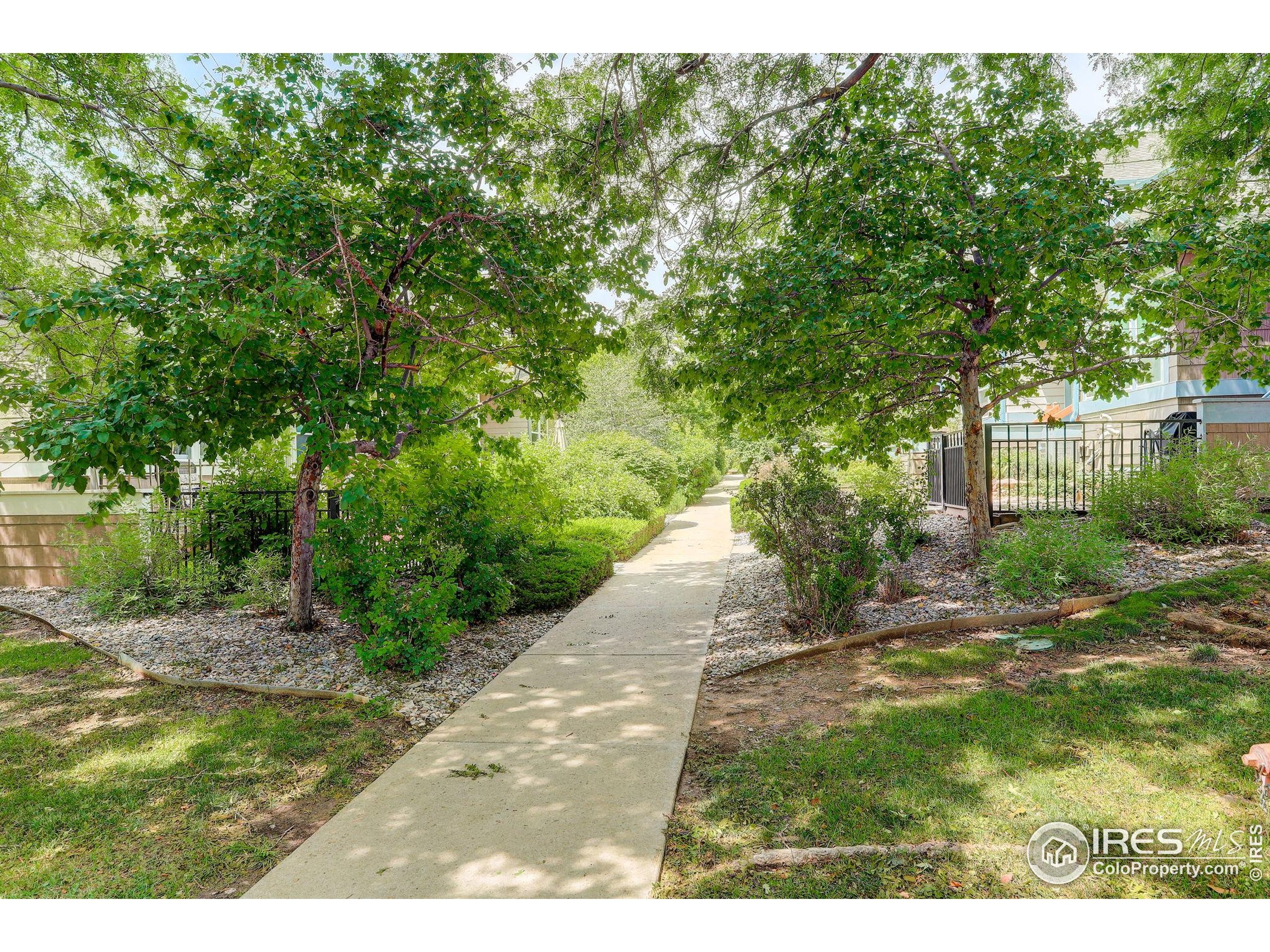 121 Rowena Pl