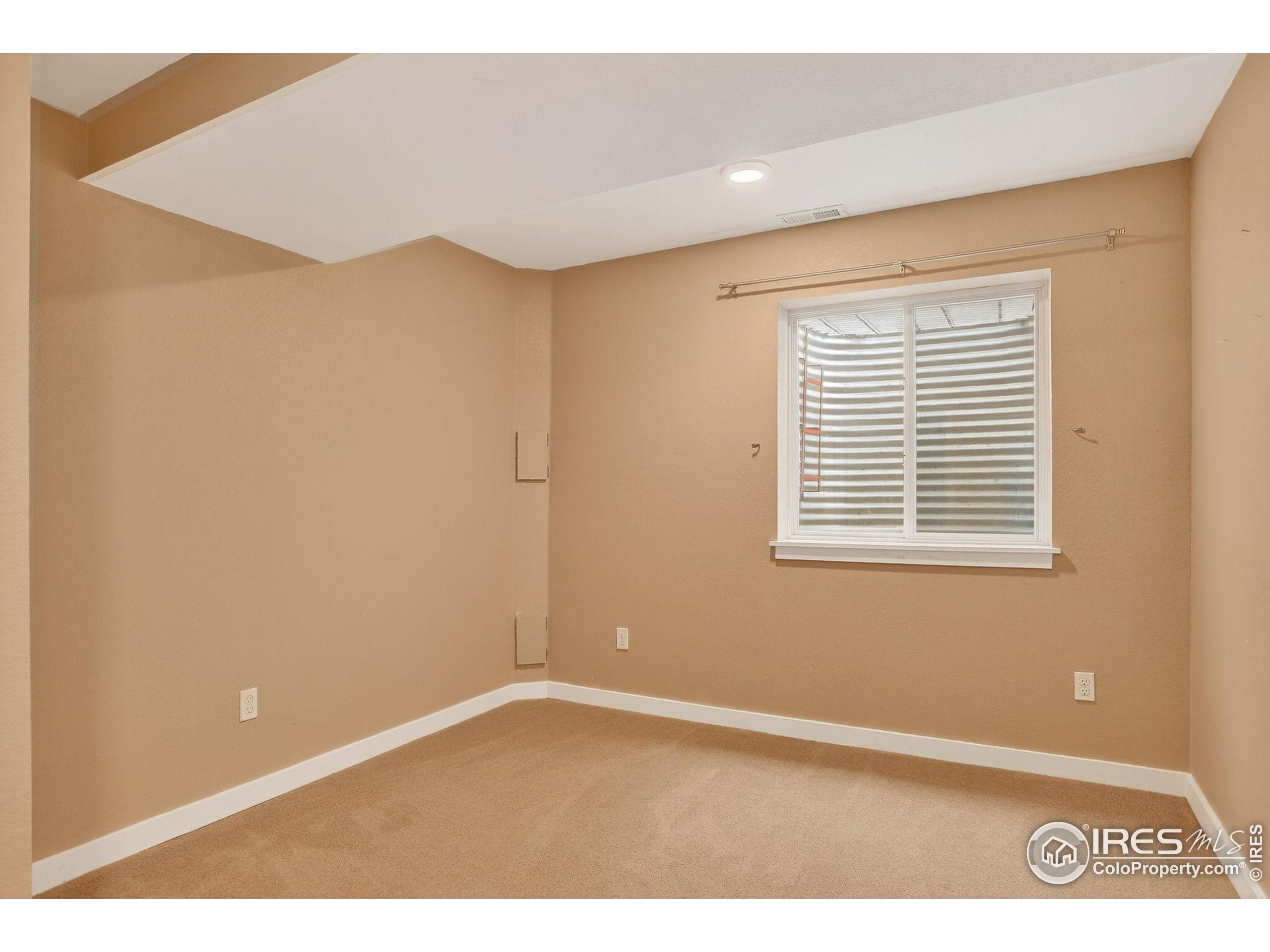 121 Rowena Pl