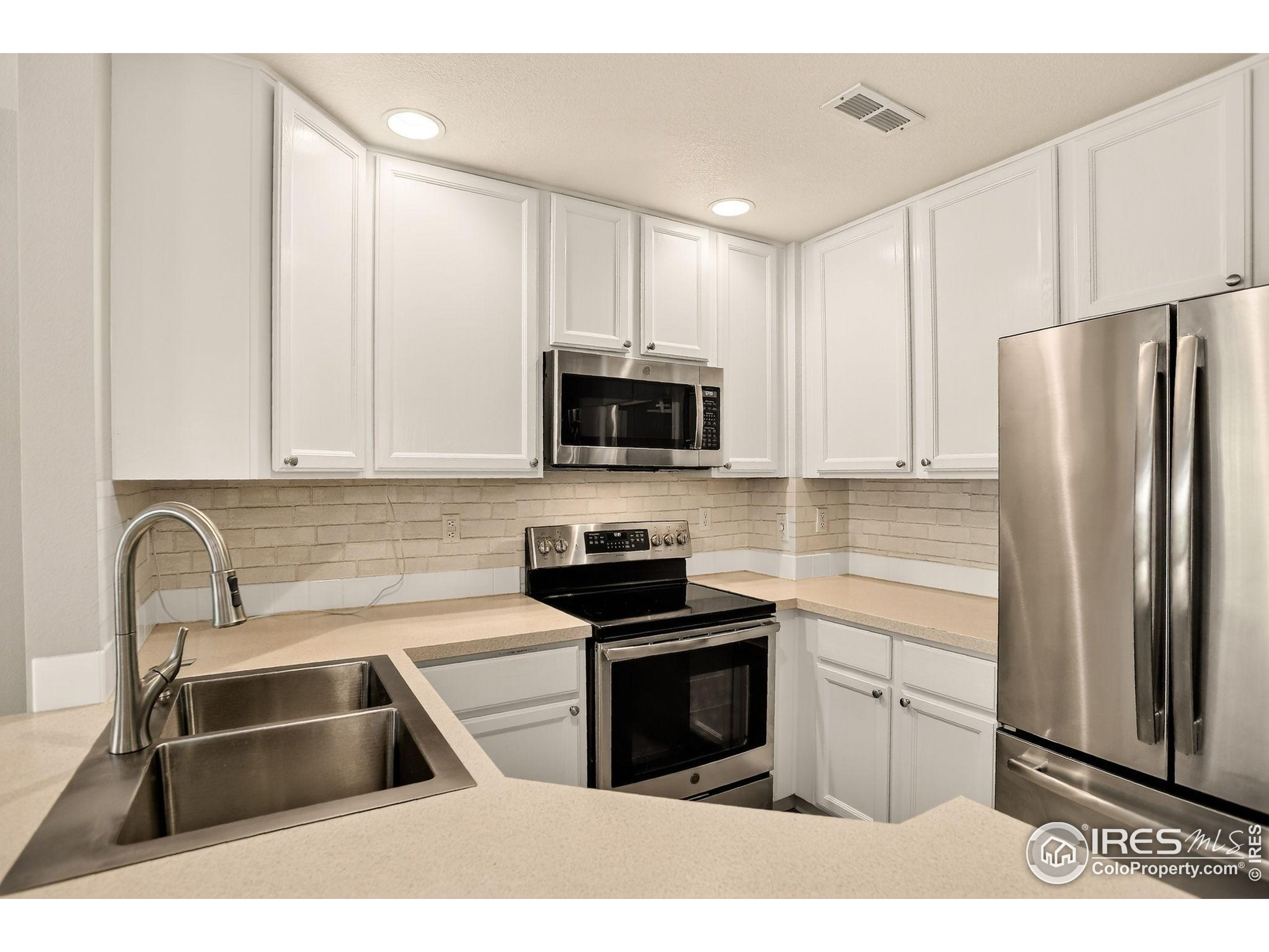 121 Rowena Pl