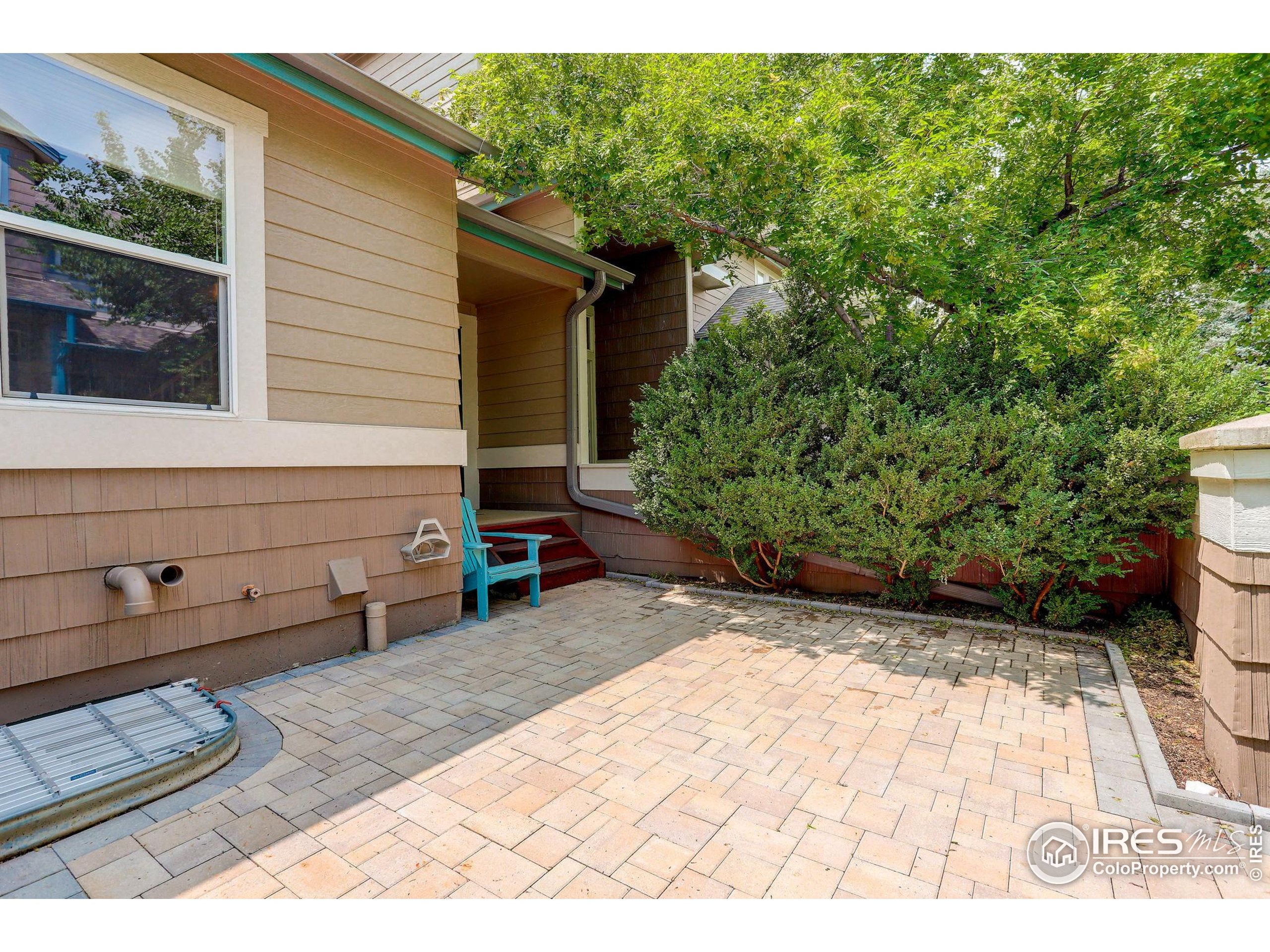 121 Rowena Pl