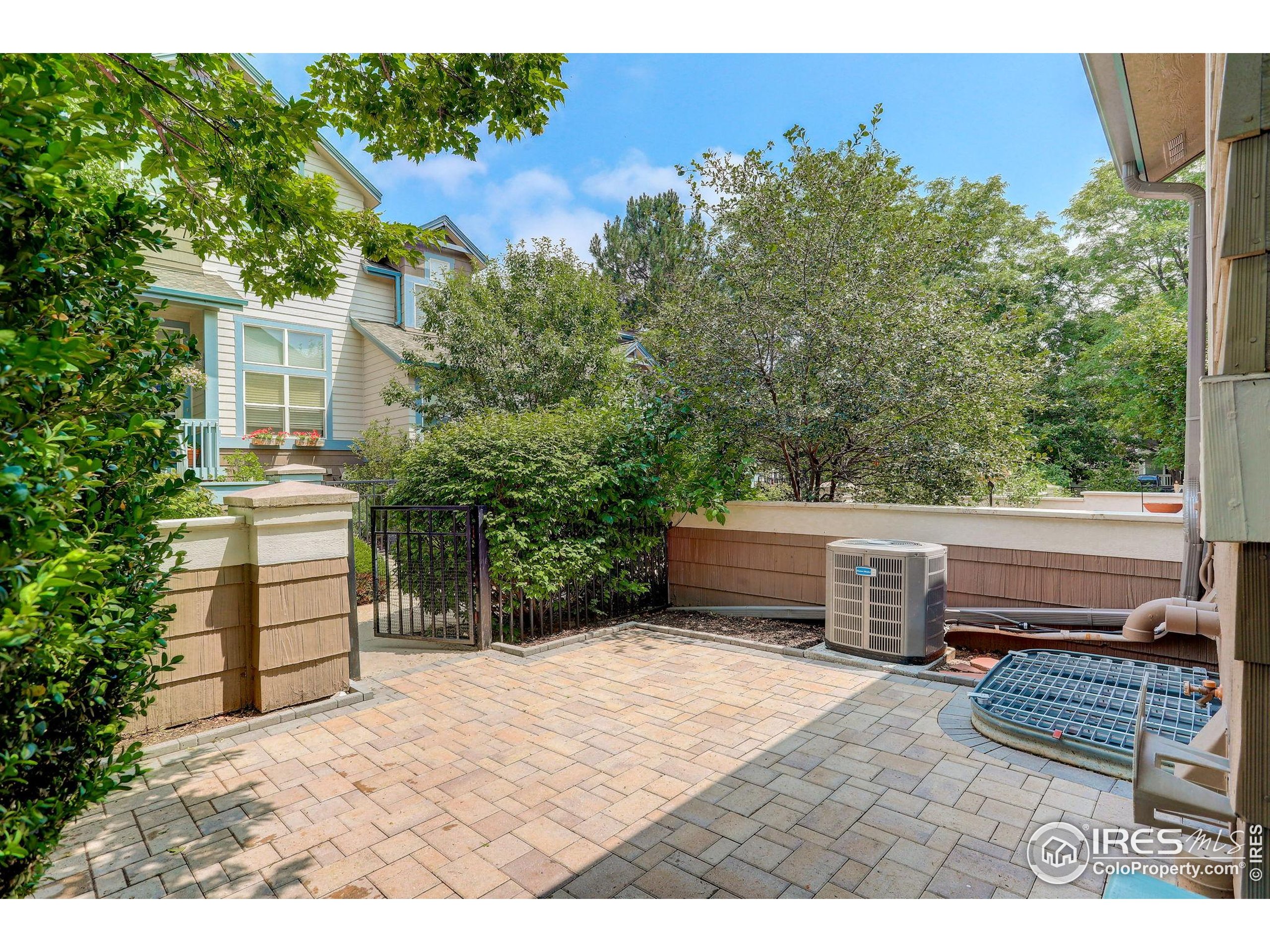 121 Rowena Pl