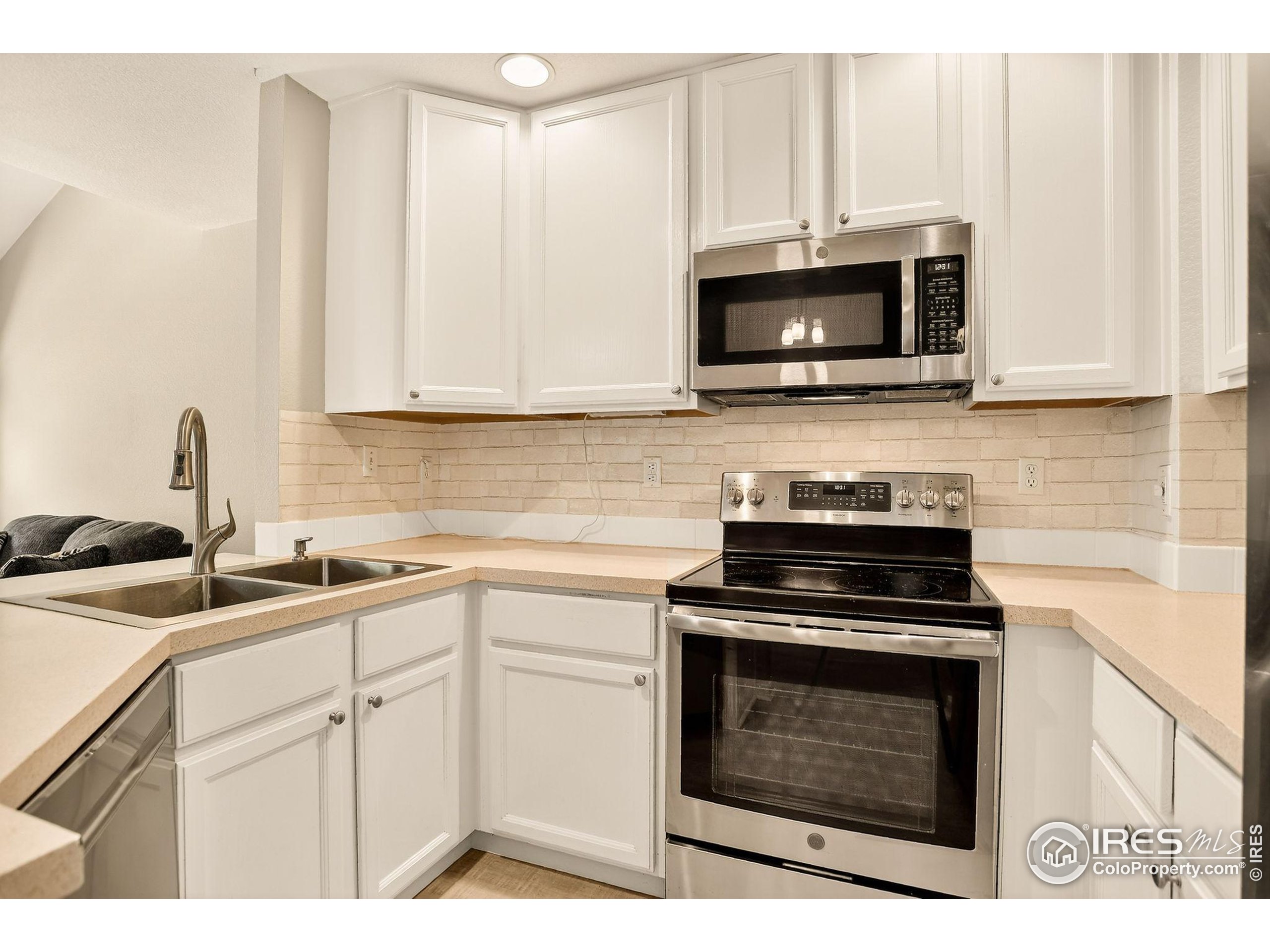 121 Rowena Pl