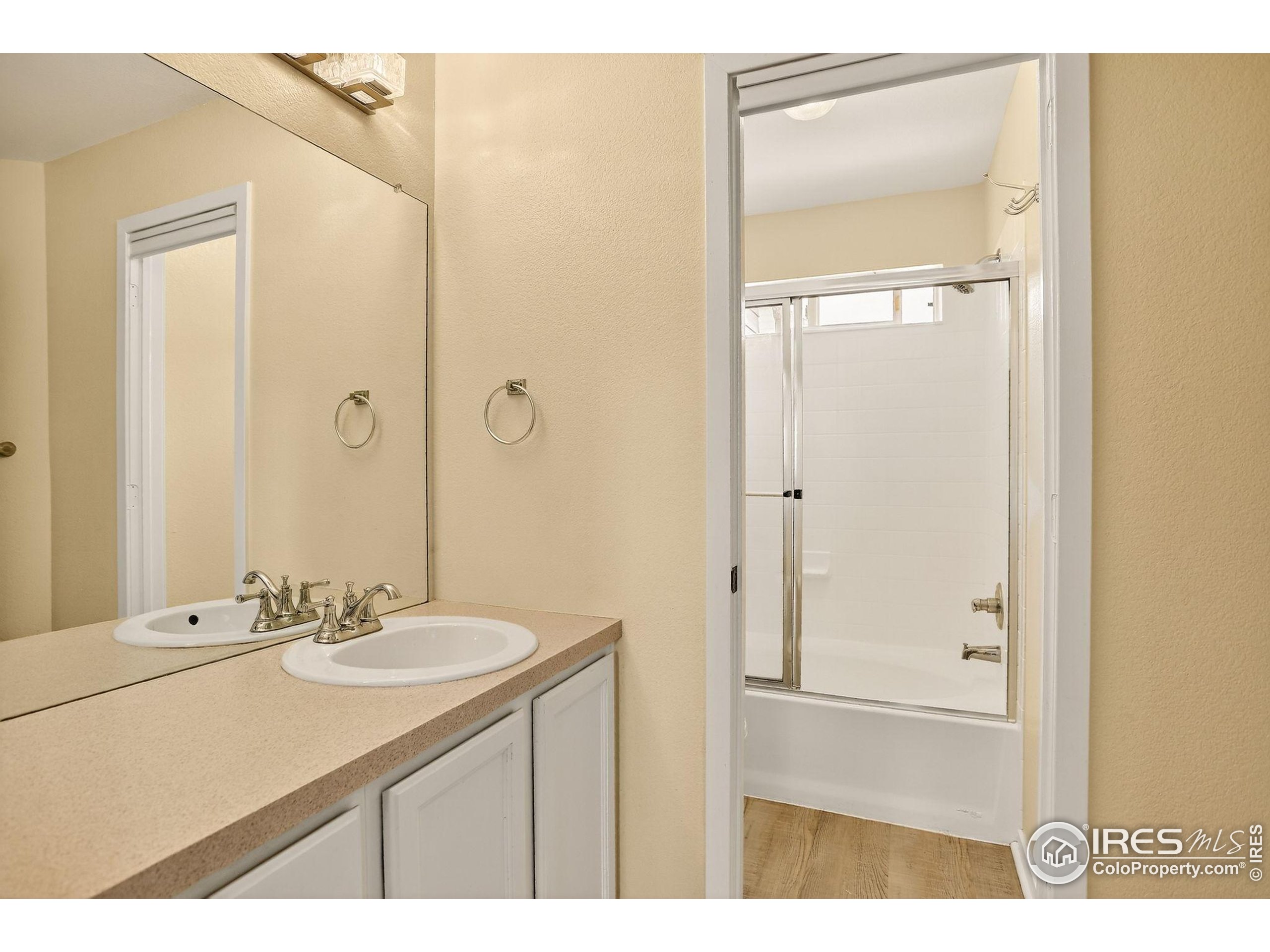121 Rowena Pl
