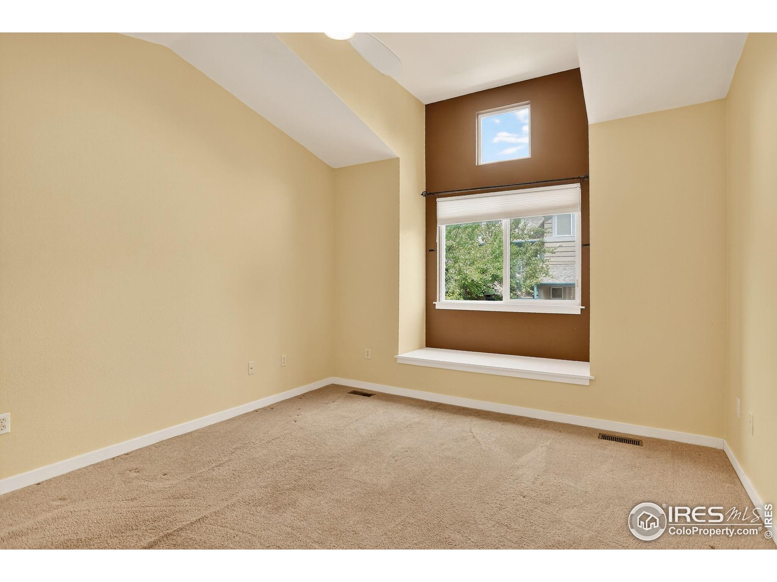 121 Rowena Pl