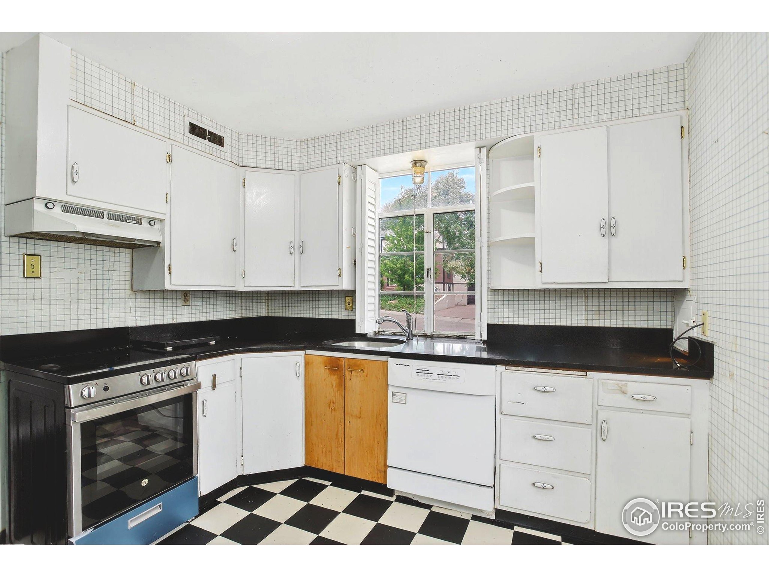 1512 Mariposa Ave
