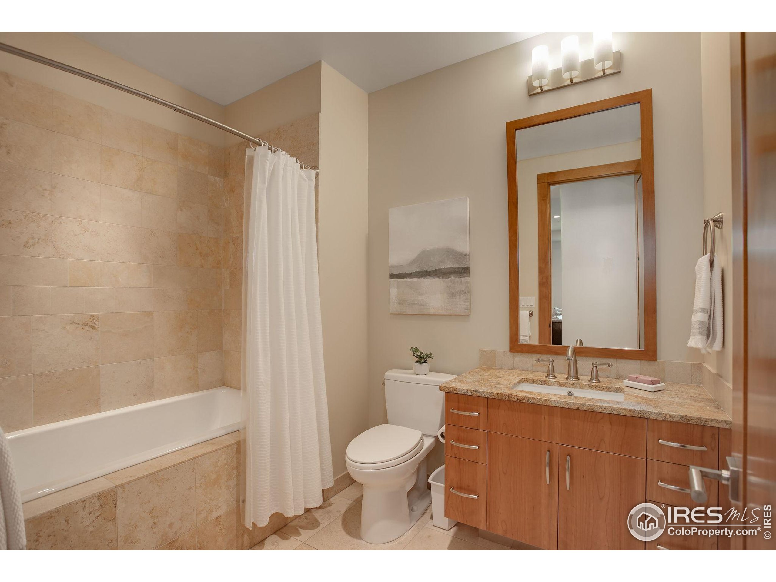 1077 Canyon Blvd #211