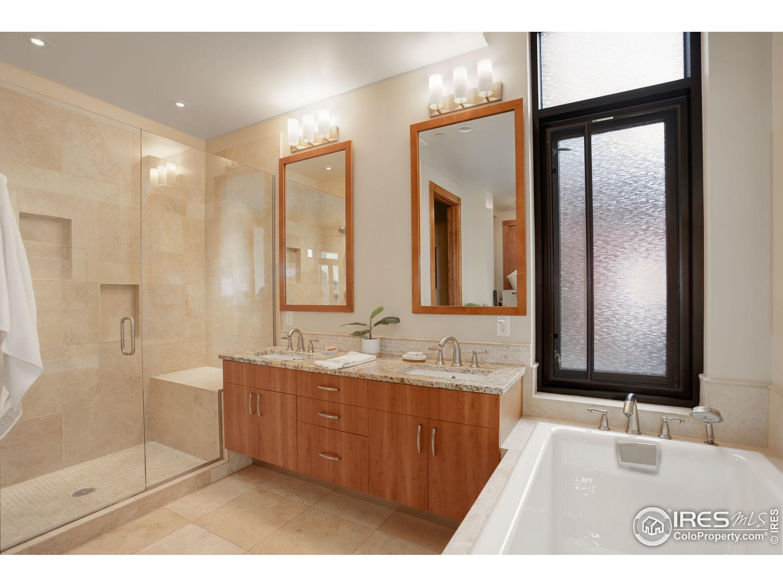 1077 Canyon Blvd #211