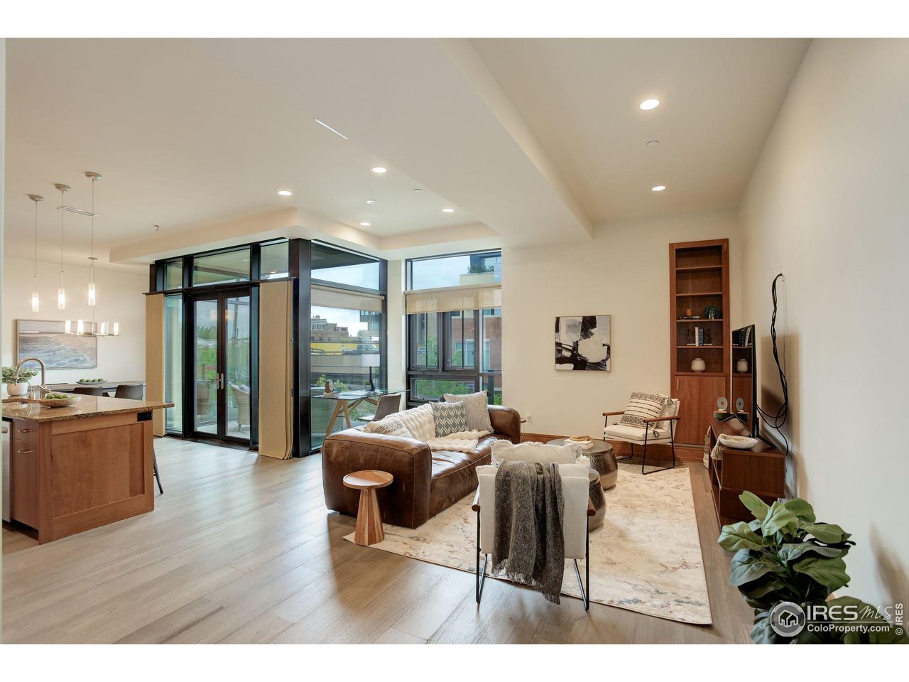 1077 Canyon Blvd #211