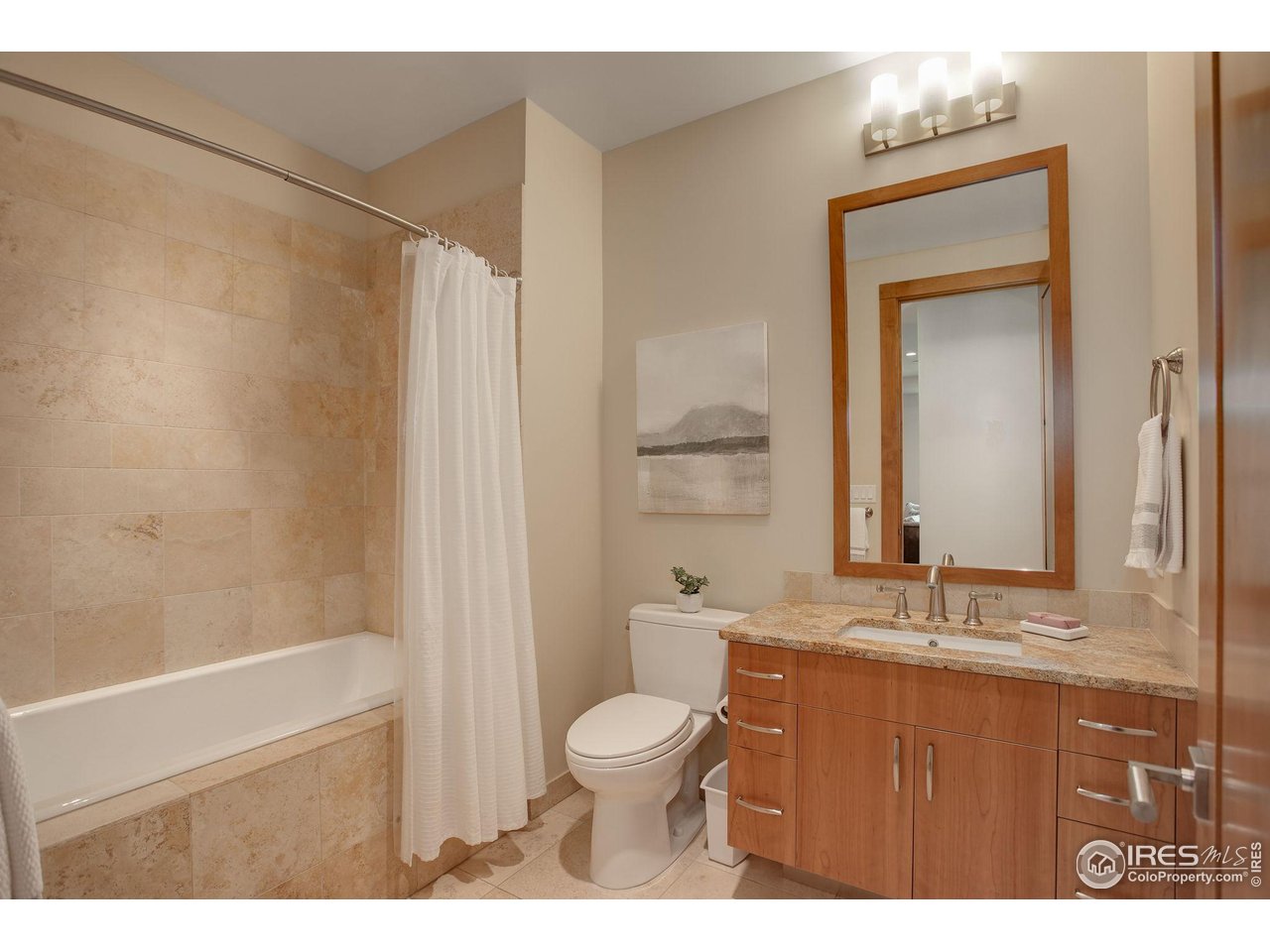 1077 Canyon Blvd #211